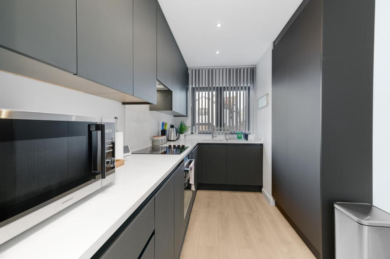 Modern 4 Bedroom House With Parking In Farnham Royal, Slough By 360Stays Exteriér fotografie