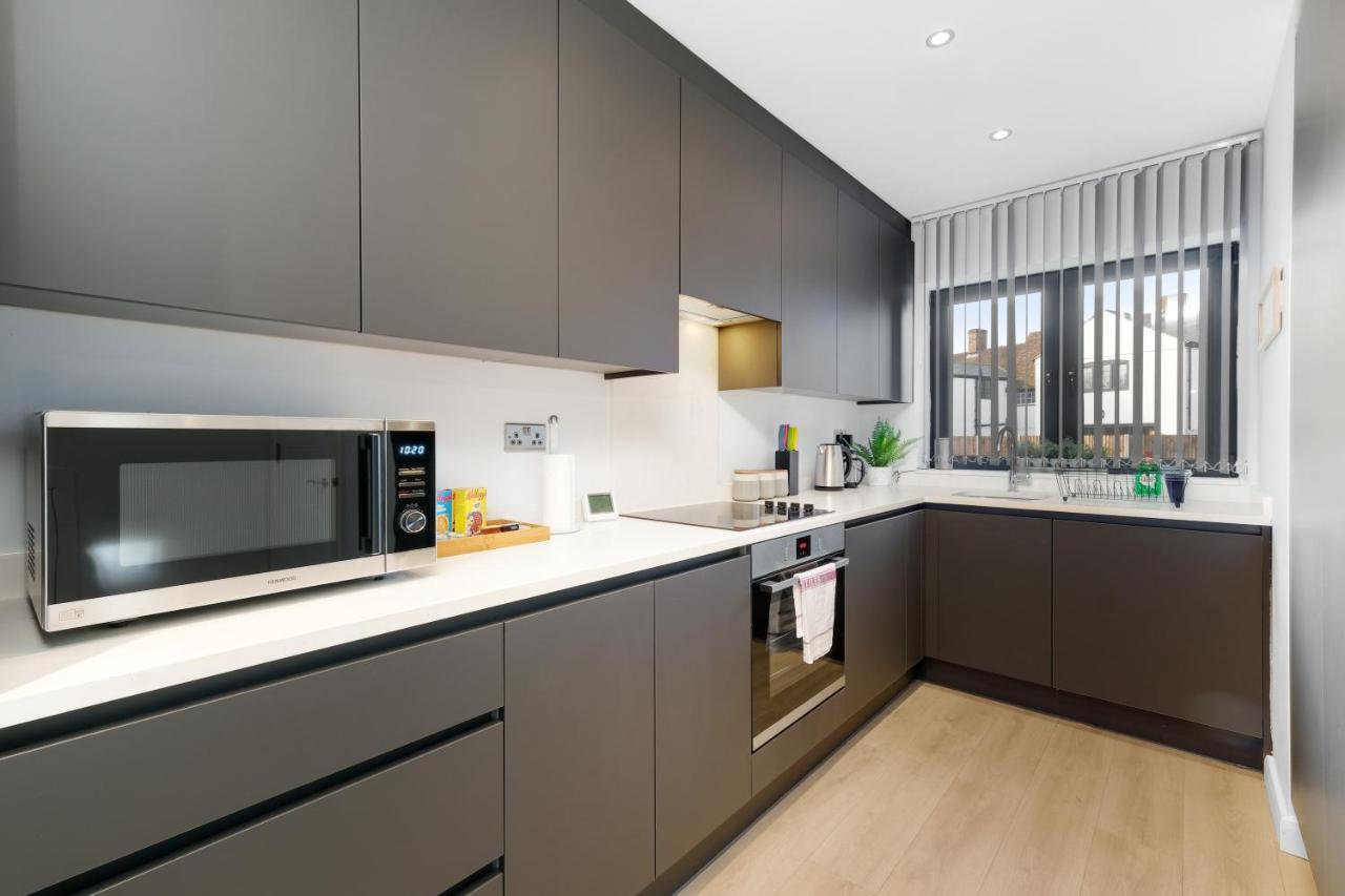 Modern 4 Bedroom House With Parking In Farnham Royal, Slough By 360Stays Exteriér fotografie