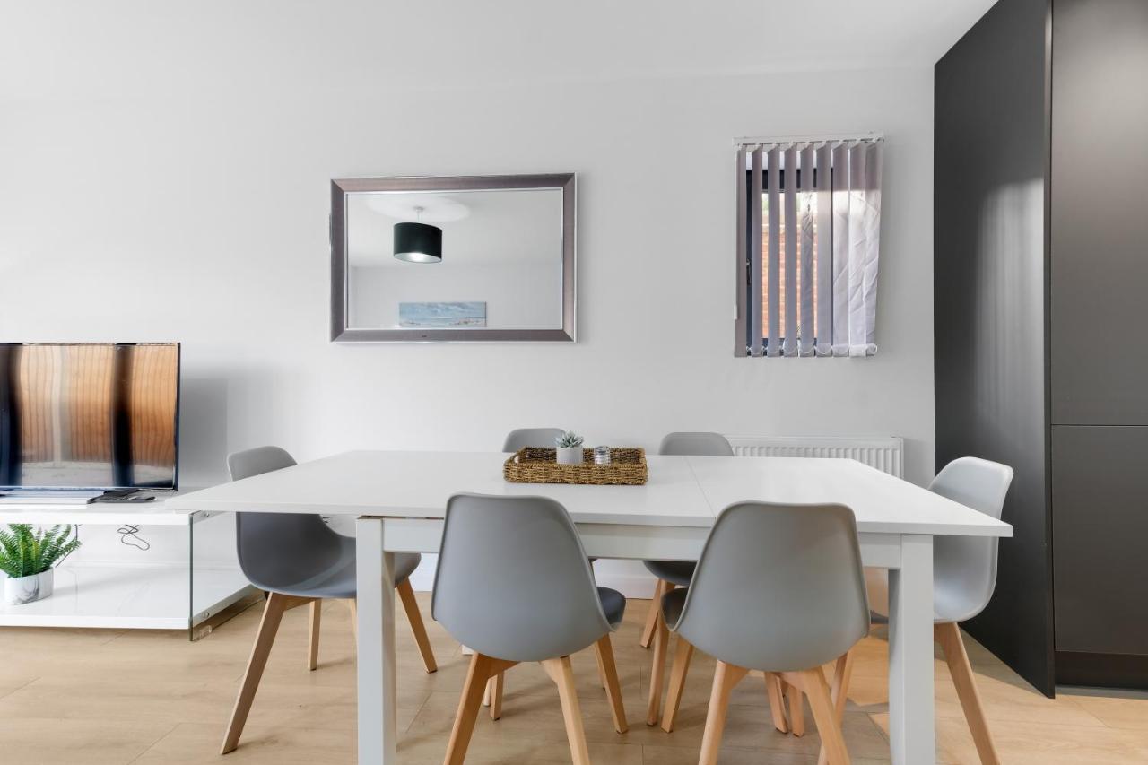 Modern 4 Bedroom House With Parking In Farnham Royal, Slough By 360Stays Exteriér fotografie