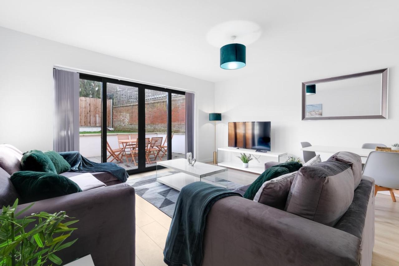 Modern 4 Bedroom House With Parking In Farnham Royal, Slough By 360Stays Exteriér fotografie
