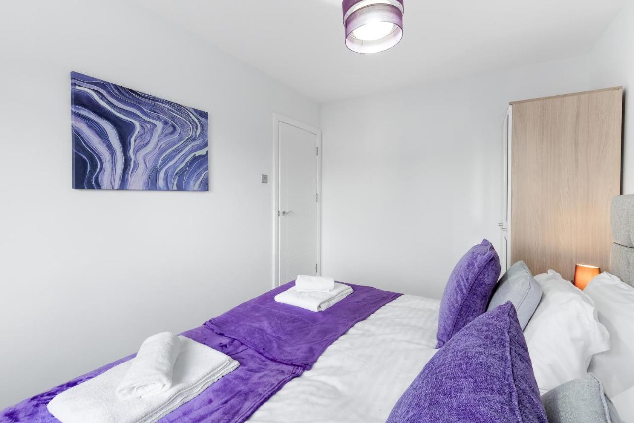 Modern 4 Bedroom House With Parking In Farnham Royal, Slough By 360Stays Exteriér fotografie
