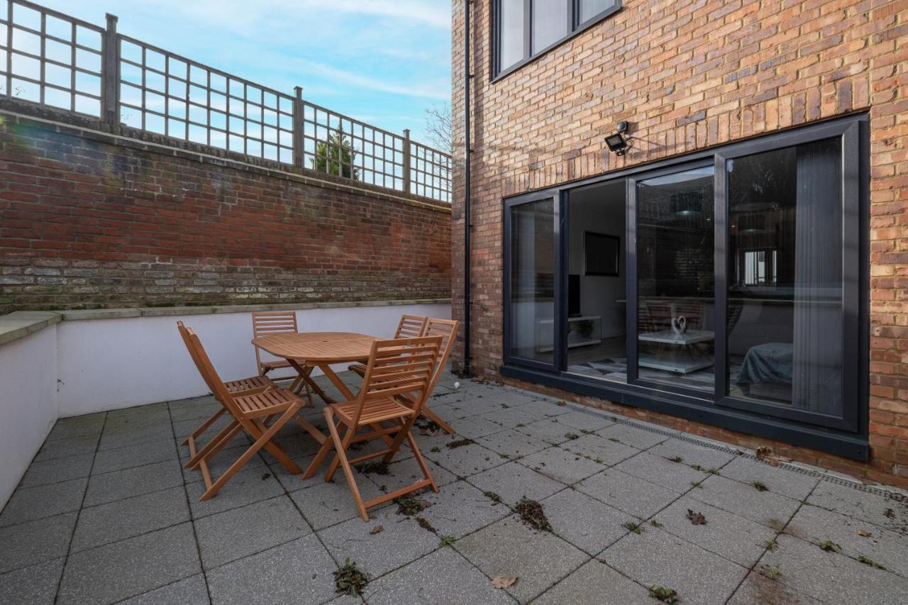 Modern 4 Bedroom House With Parking In Farnham Royal, Slough By 360Stays Exteriér fotografie