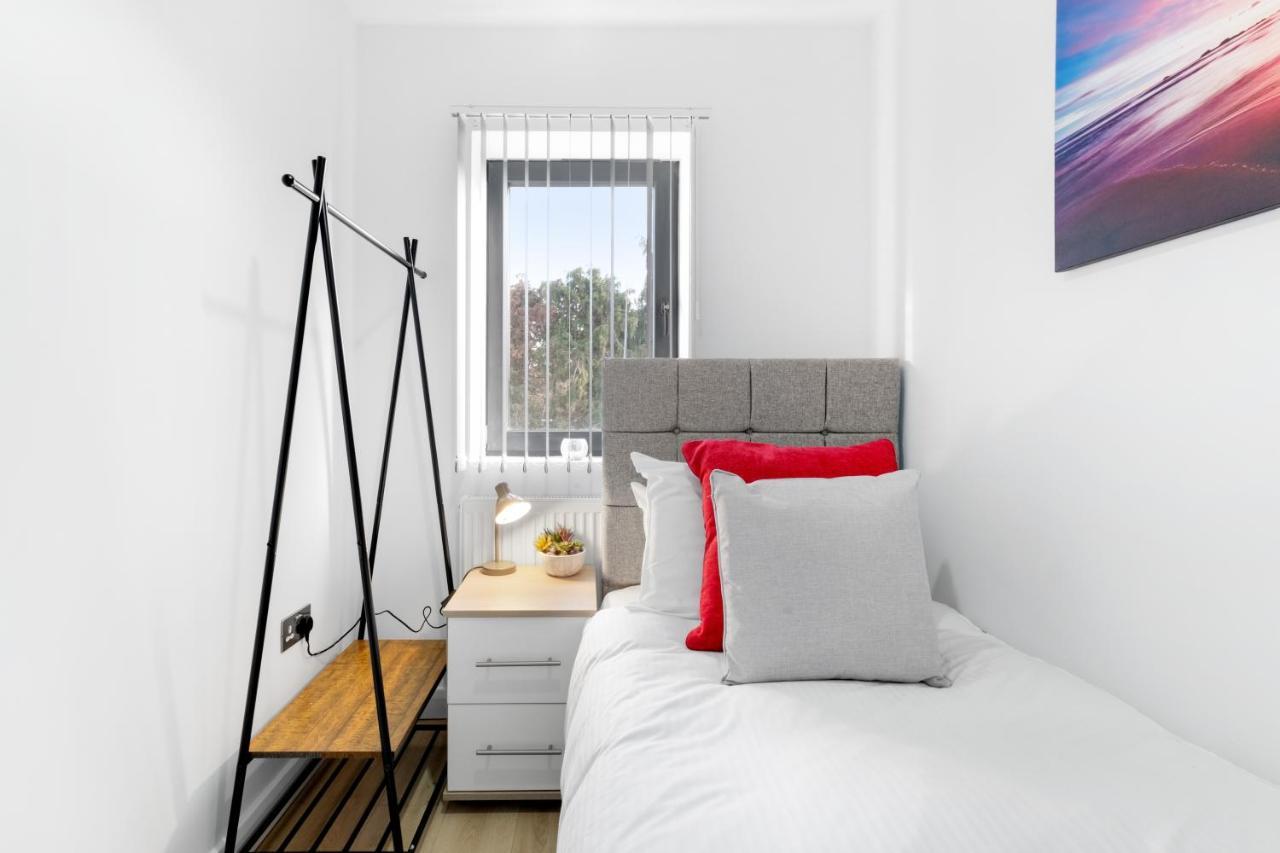 Modern 4 Bedroom House With Parking In Farnham Royal, Slough By 360Stays Exteriér fotografie