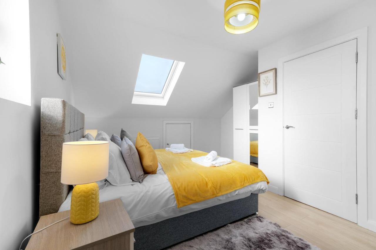 Modern 4 Bedroom House With Parking In Farnham Royal, Slough By 360Stays Exteriér fotografie
