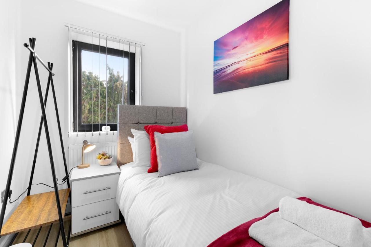 Modern 4 Bedroom House With Parking In Farnham Royal, Slough By 360Stays Exteriér fotografie