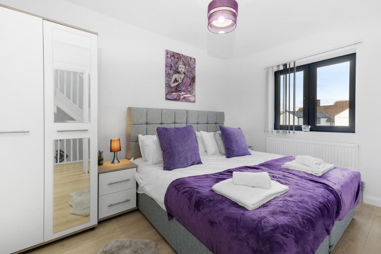Modern 4 Bedroom House With Parking In Farnham Royal, Slough By 360Stays Exteriér fotografie