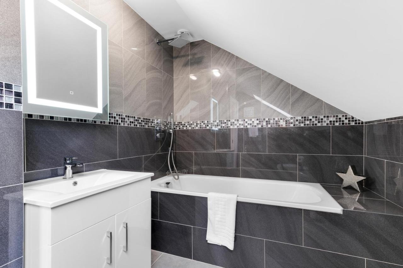 Modern 4 Bedroom House With Parking In Farnham Royal, Slough By 360Stays Exteriér fotografie