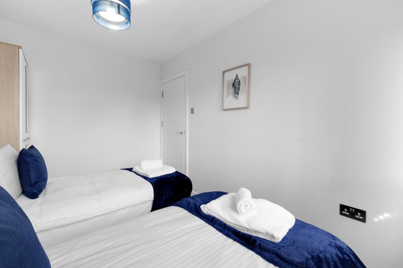 Modern 4 Bedroom House With Parking In Farnham Royal, Slough By 360Stays Exteriér fotografie