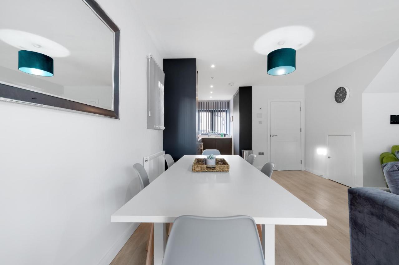 Modern 4 Bedroom House With Parking In Farnham Royal, Slough By 360Stays Exteriér fotografie