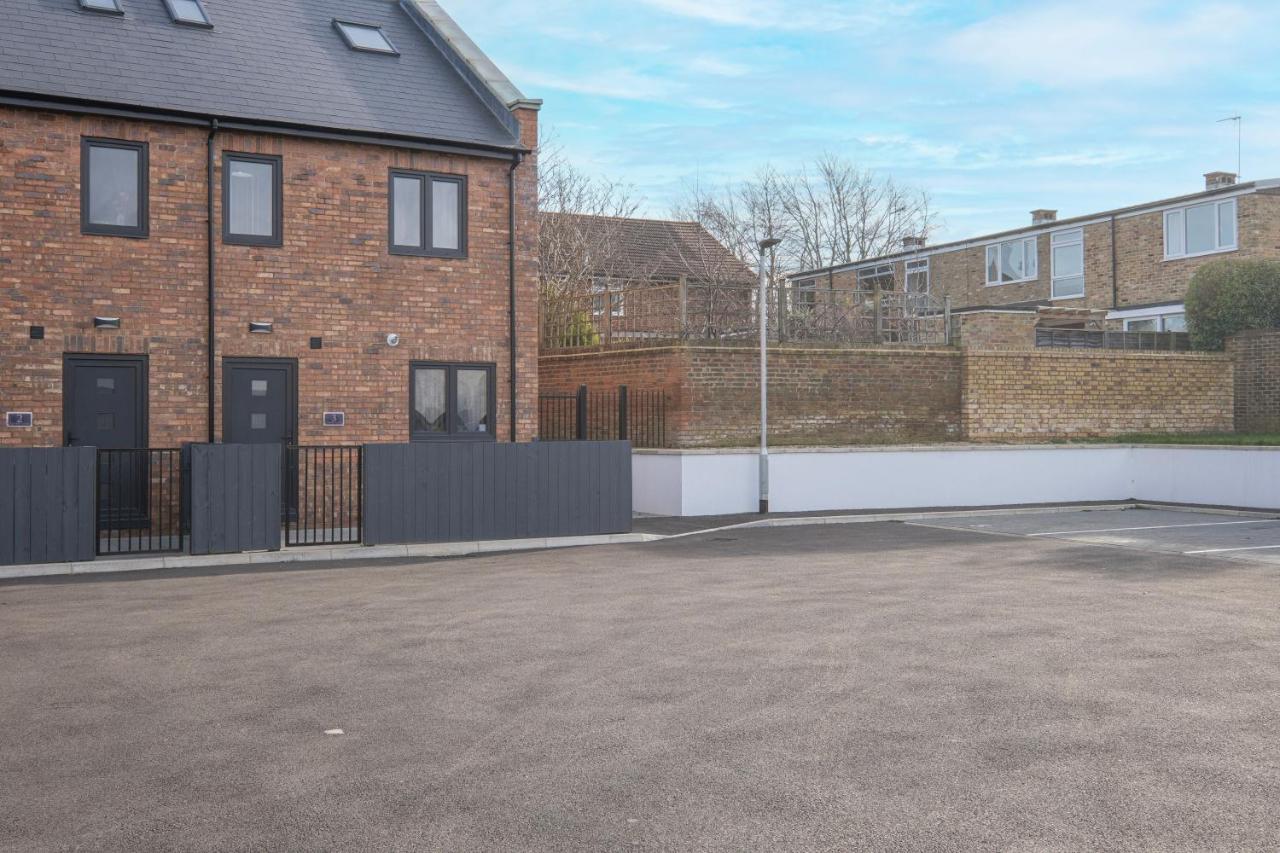 Modern 4 Bedroom House With Parking In Farnham Royal, Slough By 360Stays Exteriér fotografie