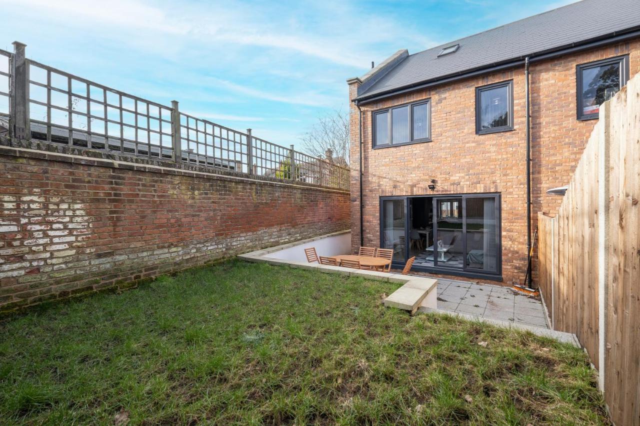 Modern 4 Bedroom House With Parking In Farnham Royal, Slough By 360Stays Exteriér fotografie